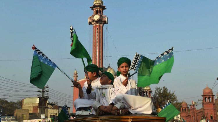Pakistanische Sunniten feiern den Geburtstag des Propheten Mohammed am 1.12.2017 in Lahore