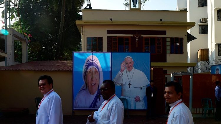 Portraits du Pape François et de Mère Teresa devant l'église du Saint-Rosaire de Dacca, le 2 décembre 2017. 