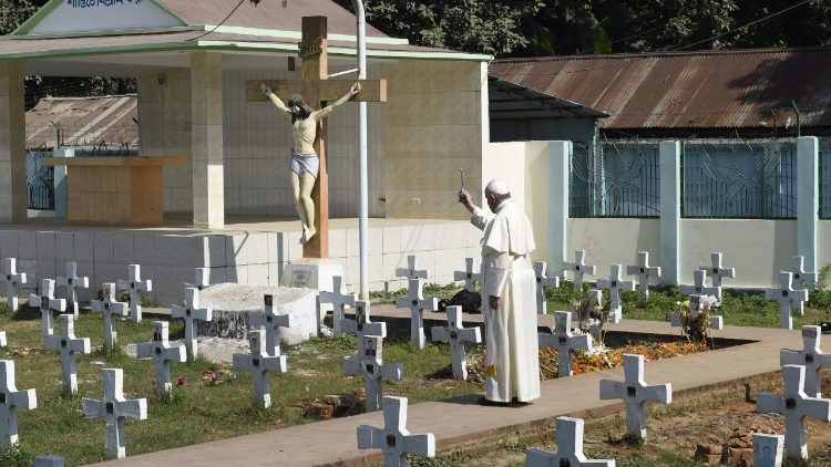 Papa abençoa sepulturas de missionários em Daca