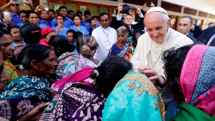 Le Pape rencontrant des femmes prises en charge par les Missionnaires de la Charité à Dacca, au Bangladesh, le 2 décembre 2017.