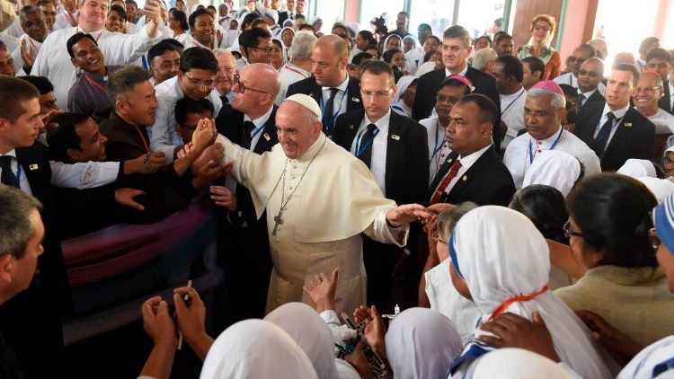Papa abbraccia i religiosi e le novizie