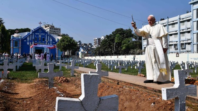 Papst Franziskus auf dem Friedhof beim Mutter-Teresa-Haus