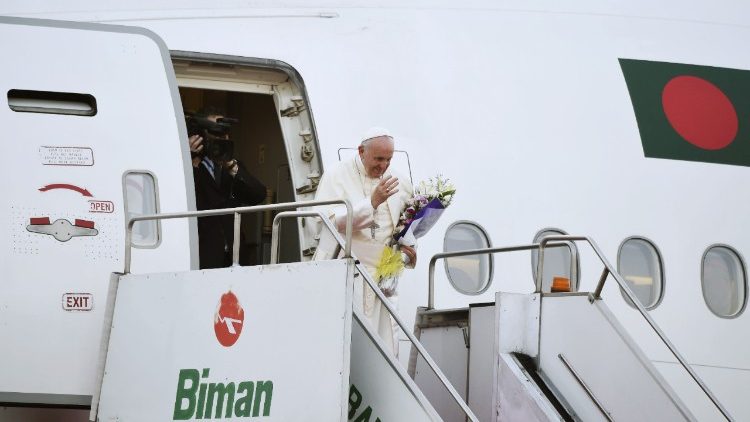 Papst Franziskus steigt ins Flugzeug nach Rom