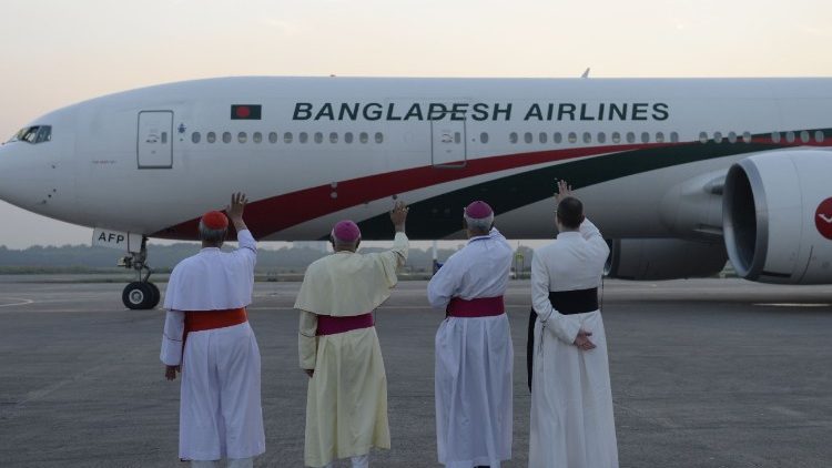 Ultimi saluti alla partenza di Francesco dall'aeroporto di Dhaka