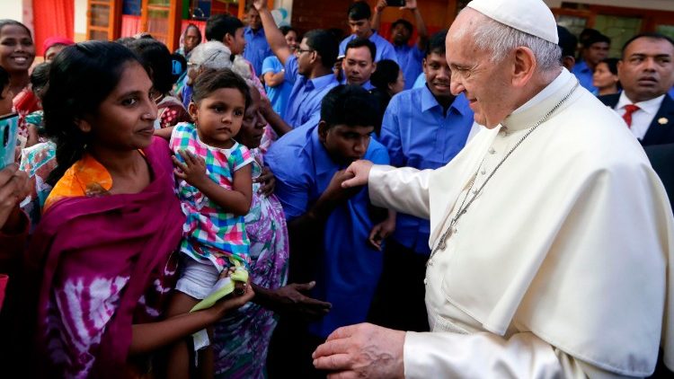 Le Pape François avec des familles du centre médical Mère Térésa à Dacca le 2 décembre 2017 