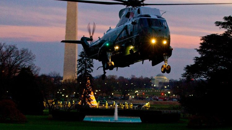 Il Marine One con il Presidente degli Stati Uniti a Bordo atterra alla Casa Bianca - 02.12.17