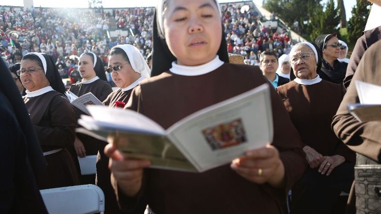 Các tu sĩ trong một cuộc rước kiệu Đức Mẹ Guadalupe ở Los Angeles