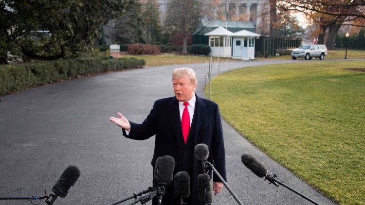 Donald Trump parla ai giornalisti nel giardino della Casa Bianca