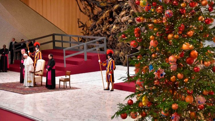 El árbol de Navidad adorna el Aula Pablo VI del Vaticano