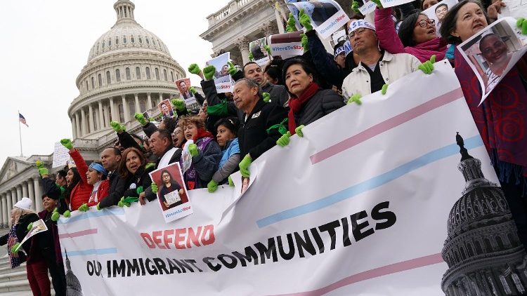 Attivisti per i diritti degli immigrati protestano davanti a Capitol Hill - Washington D.C.