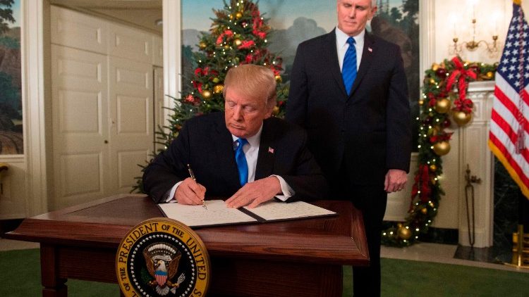 Le président Trump signe la proclamation sur le transfert de l'ambaassade américaine à Jérusalem, le 6 décembre 2017. 