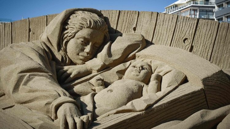 Maria mit dem Jesuskind - Archivbild einer Sandfigur