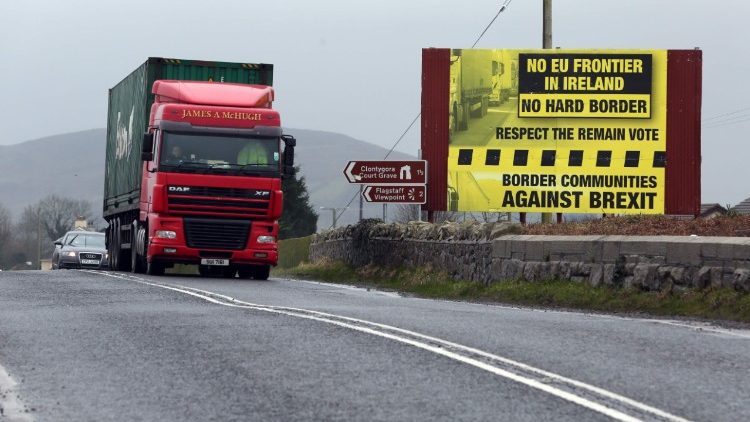 Un panneau pour une frontière ouverte entre l'Irlande du Nord, appartenant au Royaume-Uni, et la République d'Irlande. 
