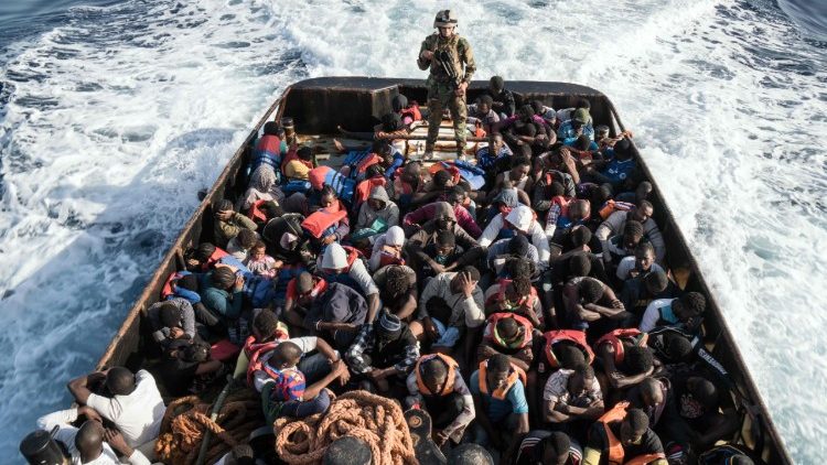 लिबिया में आप्रवासियों से भरी नाव