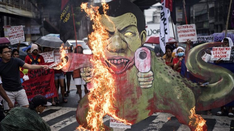 Demonstrationen gegen den gewaltsamen Anti-Drogen-Kampf der philippinischen Regierung