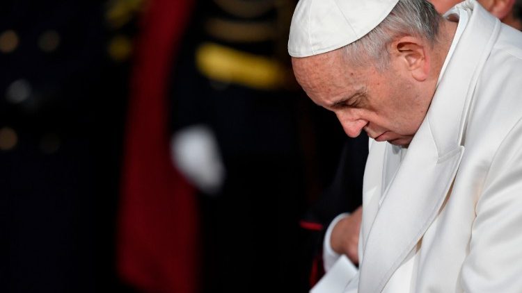 Le Pape François, recueilli en prière, le 8 décembre 2017