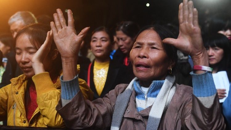 Des chrétiens vietnamiens durant une prière à Hanoï le 9 décembre 2017.