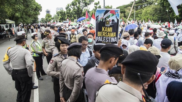 Indonesische Polizei am Rand einer Demo in Jakarta am Sonntag
