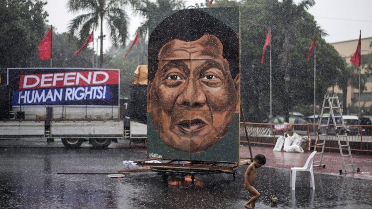 Am Rand einer Demo gegen Duterte in Manila am 10. Dezember