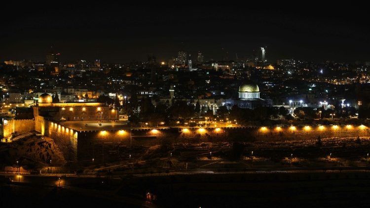 Vista noturna de Jerusalém