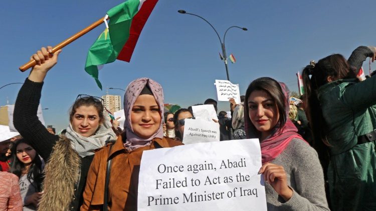 Giovani curdi in una manifestazione
