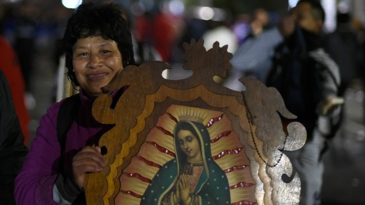 Fieles mexicanos rezan a nuestra Señora de Guadalupe. Imagen tomada antes de la pandemia.