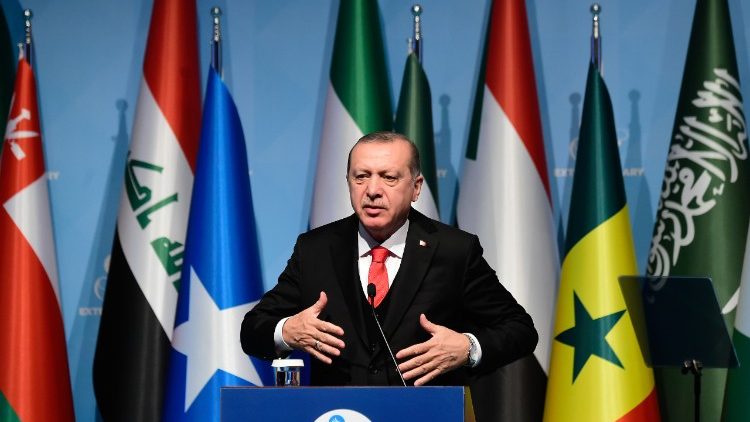 Der türkische Präsident Erdogan spricht nach dem Gipfel zu der Presse