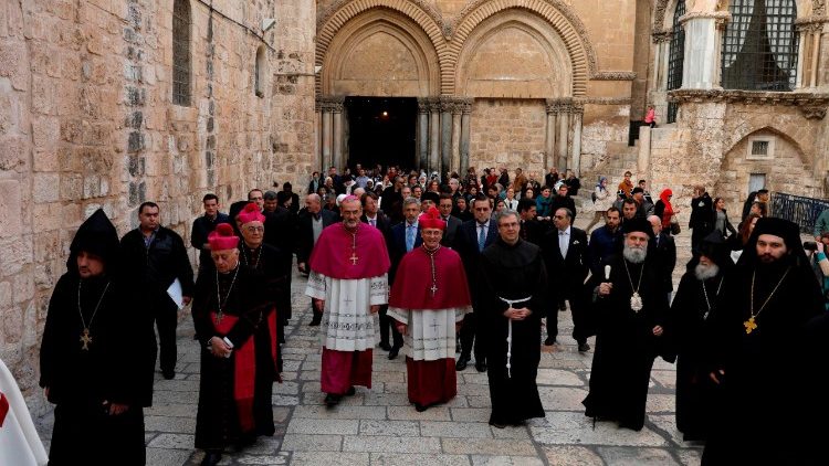Kirchenleute vor der Grabes- und Auferstehungskirche in Jerusalem