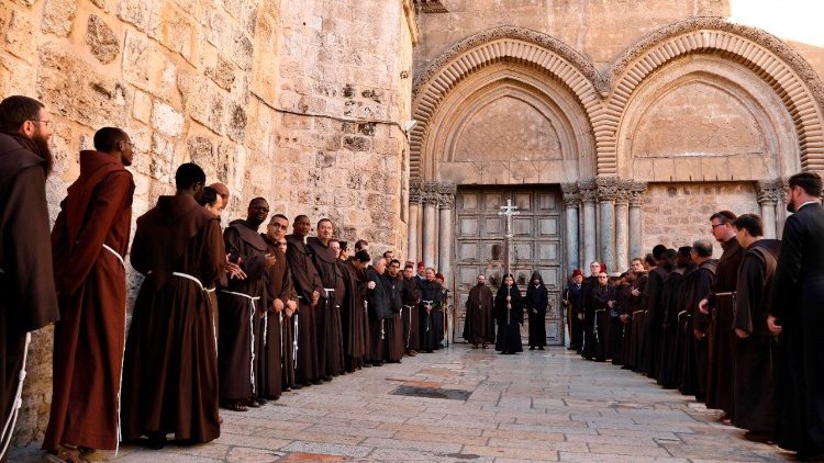 Les frères franciscains devant le Saint-Sépulcre de Jérusalem le 14 décembre 2017.
