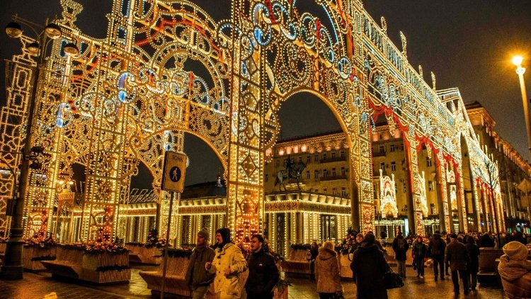 Weihnachten kommt bald: Theaterfassade in Moskau