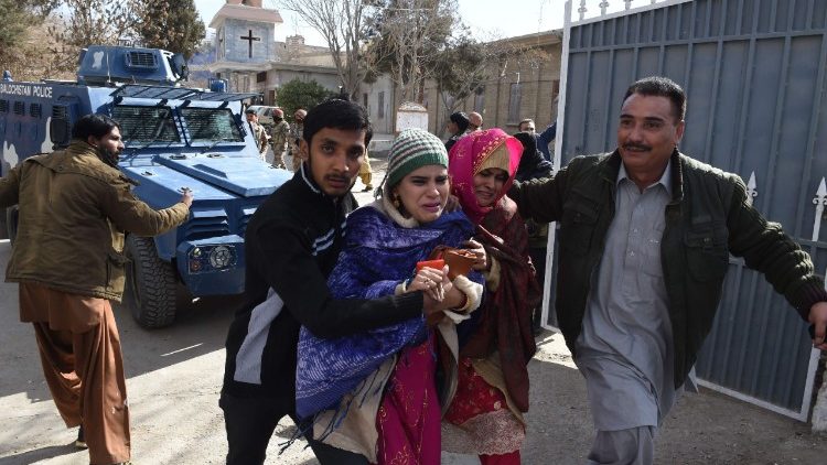 पाकिस्तान गिरजाघर से बाहर भागते लोग