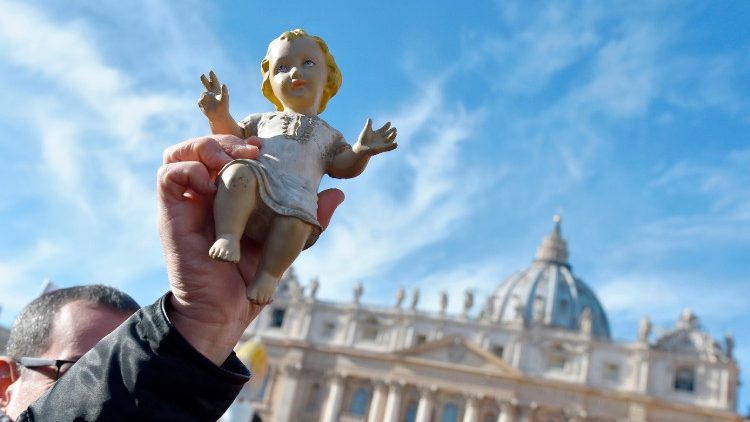 Une figurine de Jésus-Christ sur la place Saint-Pierre à Rome pour la dernière prière de l'angélus avant Noël, le 17 décembre 2017.
