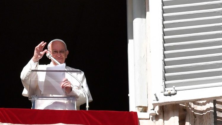 Le Pape à la fenêtre du Palais apostolique, lors de l'Angélus du 17 décembre 2017.