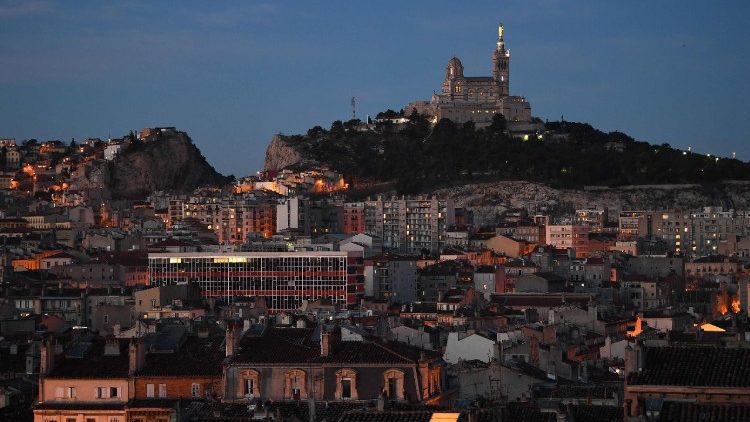 Marseille et sa Basilique Notre-Dame-de-la-Garde, qui domine la ville. 