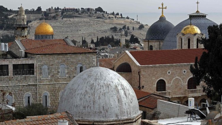 Blick auf Jerusalem, mit den Kuppeln des Felsendoms (l.) und der Grabeskirche (r.)