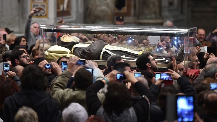 Sur volonté du Pape, la dépouille de Padre Pio a été transférée à Rome, le 5 février 2016, à l'occasion de l'Année sainte de la Miséricorde.