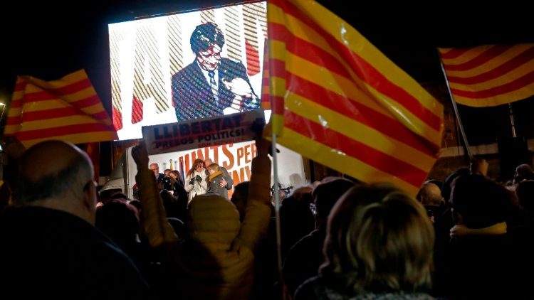 Si chiude la campagna elettorale in Catalogna chiamata domani al voto