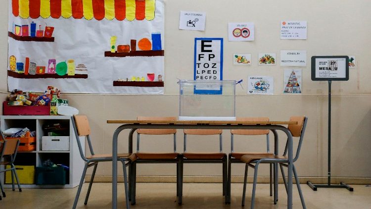 Une école de l'Hospitalet del Llobregat transformée en bureau de vote pour les élections en Catalogne du 21 décembre 2017.