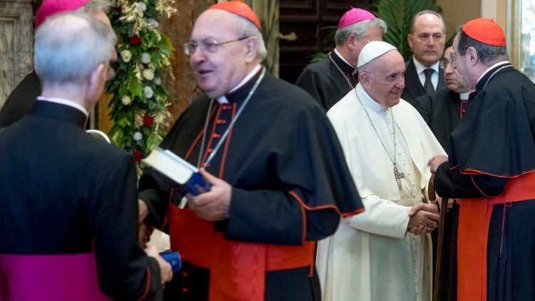 Le Pape saluant les cardinaux lors des voeux à la Curie.