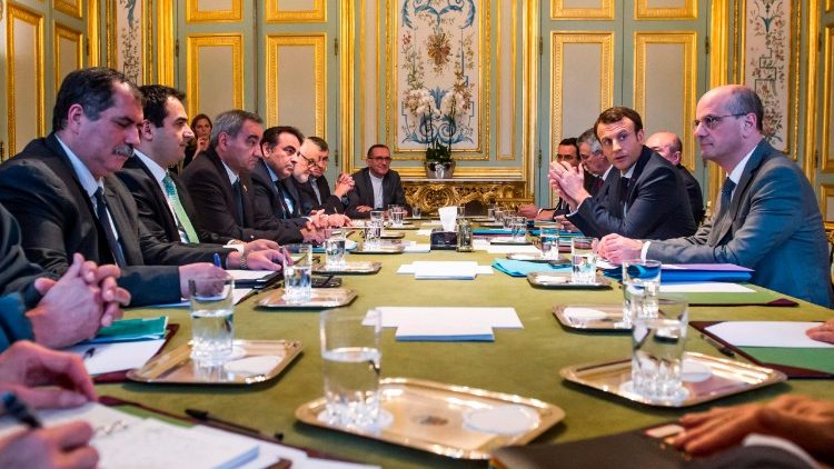 Emmanuel Macron et le ministre de l'Éducation nationale, Jean-Michel Blanquer, rencontrent les représentants des cultes à l'Élysée, le 21 décembre 2017.