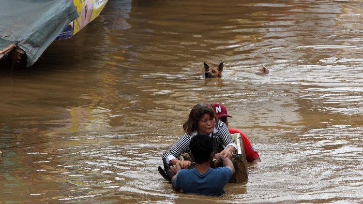 Heavy rains brought by typhoon Vinta caused serious floods in southern Philippines. 