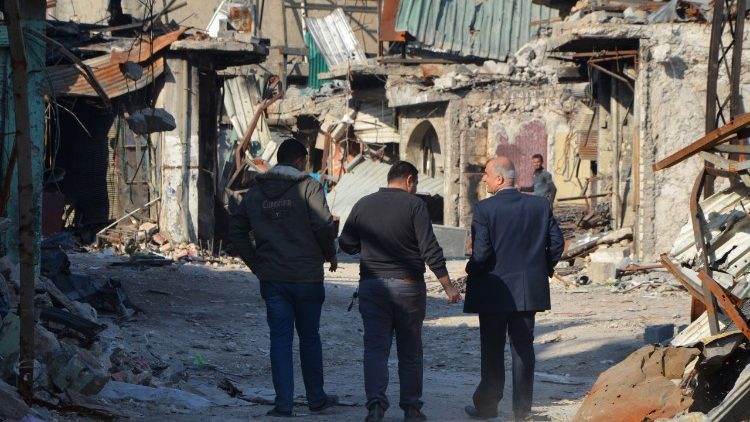 Popolazione irachena tra le case ancora distrutte a Mosul