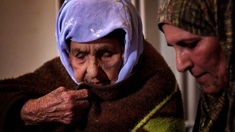 Die 110 Jahre alte Syrerin Lailah Saleh (l.) wartet in Athen darauf, zu ihrer Enkelin nach Deutschland reisen zu dürfen