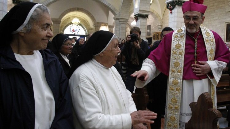 Mgr Pierbattista Pizzaballa, administrateur apostolique du Patriarcat latin de Jérusalem, lors de la messe de la nuit de Noël célébrée le 24 décembre en l’église Sainte-Catherine de Bethléem.