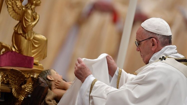 Le Pape découvrant la statue de l'Enfant-Jésus lors de la messe de la nuit de Noël.