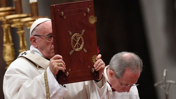 Papa abençoa a assembleia com o Evangeliário