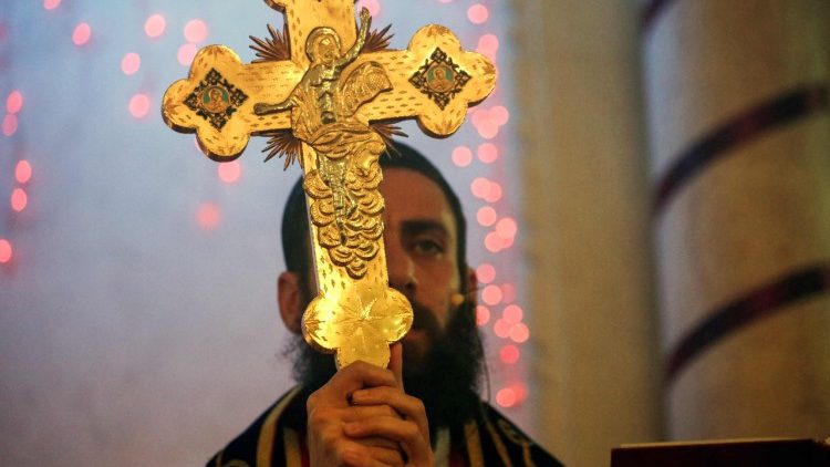 Un prêtre syriaque orthodoxe durant la messe de Noël en l'église Saint-Dodo à Derik, dans le nord-est du Kurdistan syrien.