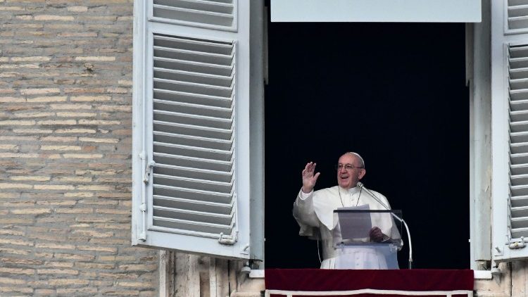 Angelus: Der Papst am Fenster des Arbeitszimmers der päpstlichen Dienstwohnung, die Franziskus aber nur zum Angelus nutzt