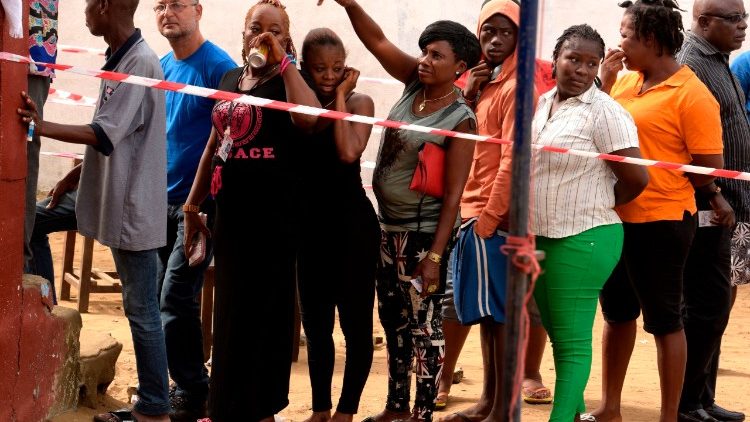 Liberia: persone in fila per il ballottaggio