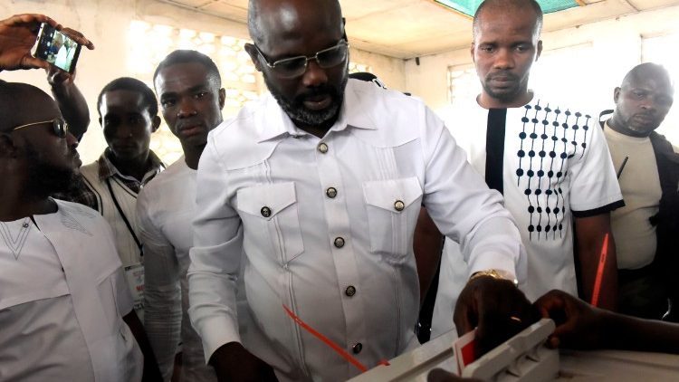 Le sénateur et ancienne star du football George Weah, favori du second tour de la présidentielle au Liberia, a voté à Monrovia.